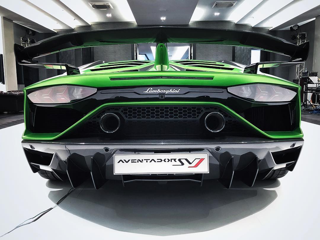 Ngoại hình siêu xe này còn có nhiều chi tiết bằng sợi carbon