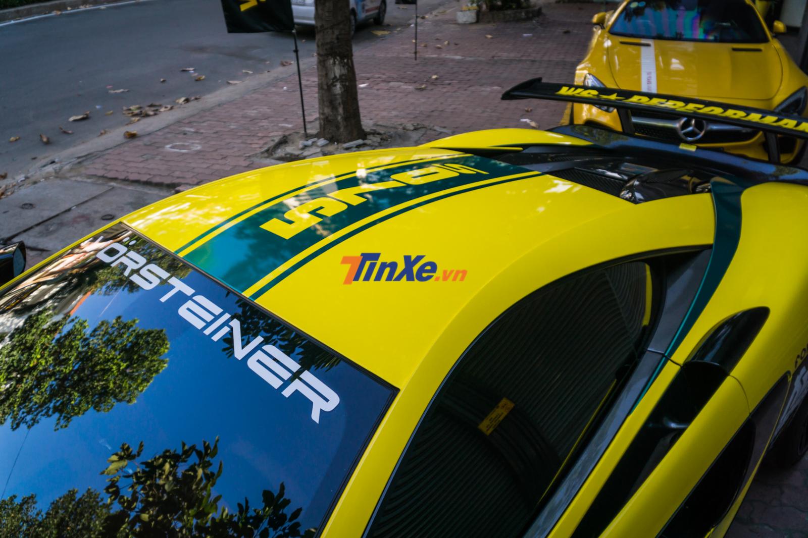 Lên đến trần và vòng ra đuôi xe