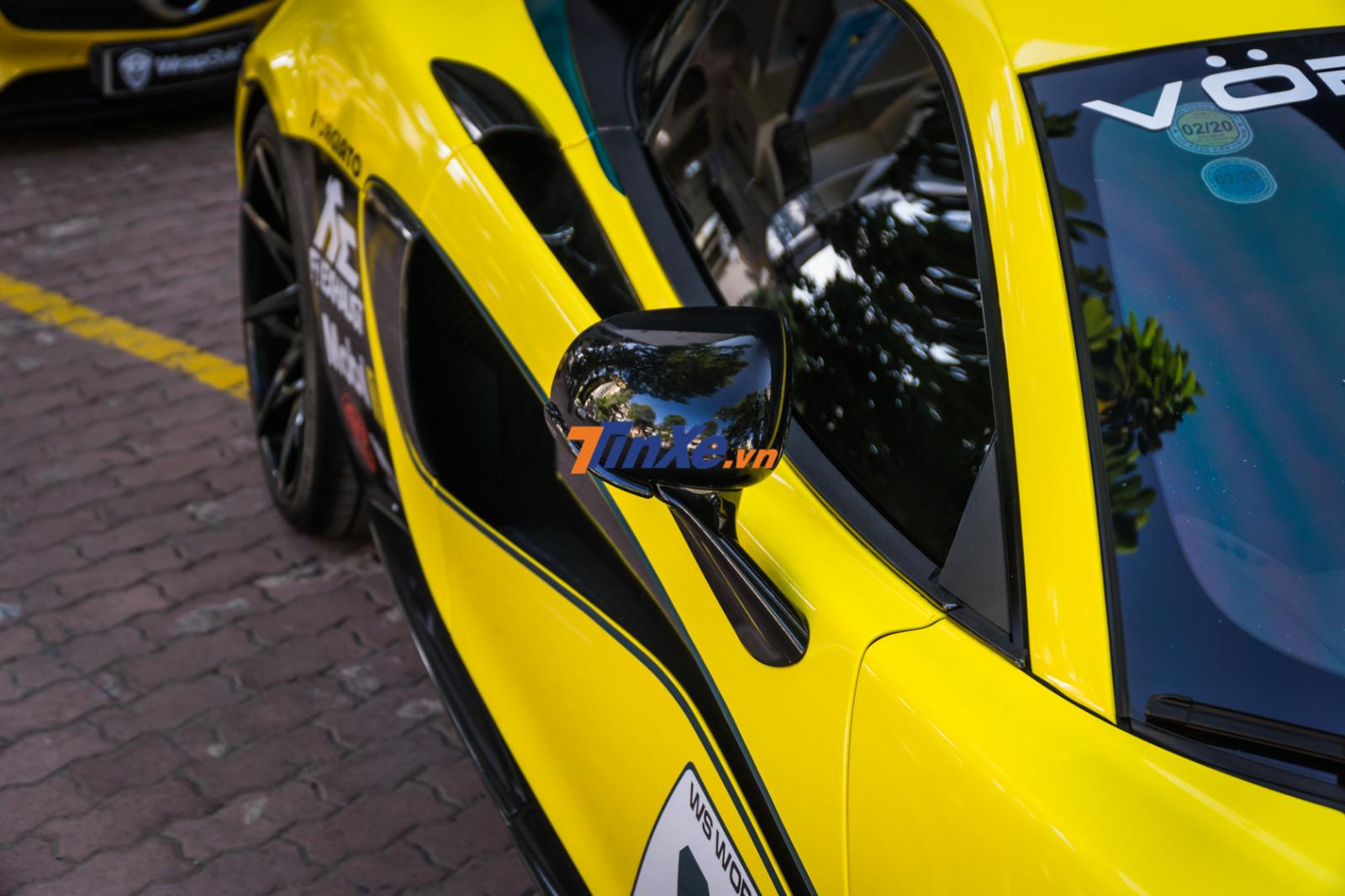 Vỏ gương hay hốc gió bên hông cũng bằng sợi carbon