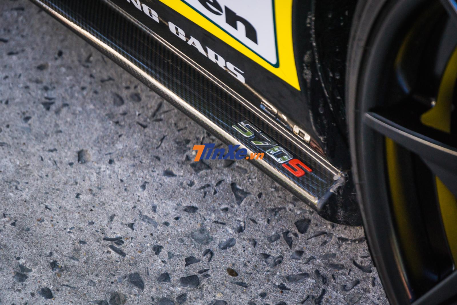 Cánh lướt gió bên hông mới bằng sợi carbon