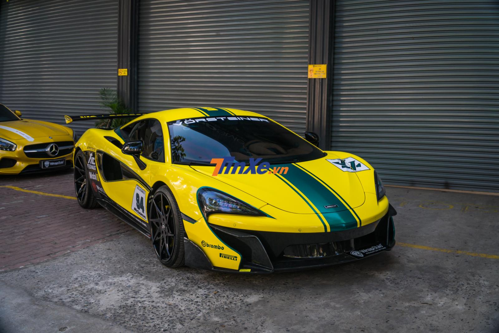 Ngoài ra, ngoại hình chiếc xe này còn được dán khá nhiều dòng chữ như tên nhà độ Vorsteiner