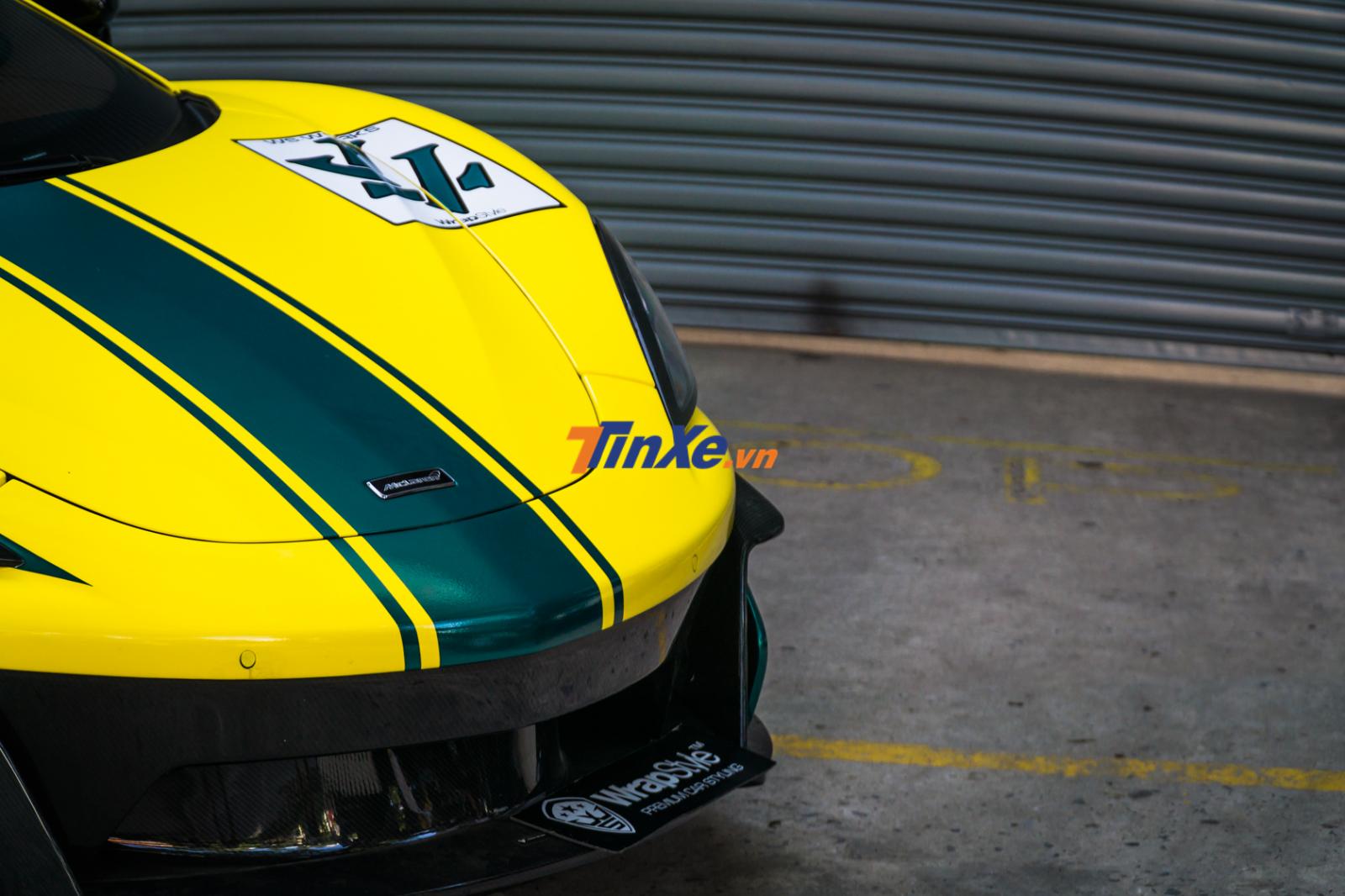 Điểm nhấn của bộ áo vàng này chính là sọc màu xanh cỡ lớn kéo dài từ nắp capô
