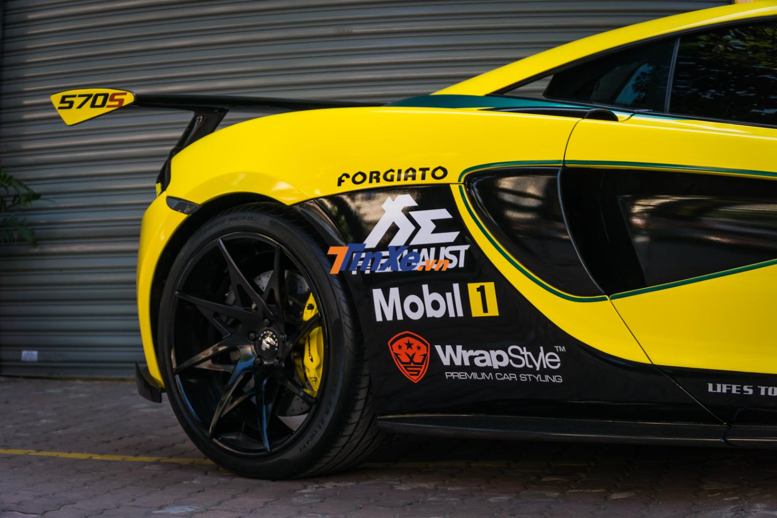 Hay hãng độ mâm Forgiato, ống xả FI, phanh Brembo, lốp Pirelli màu trắng trên nền đen cá tính