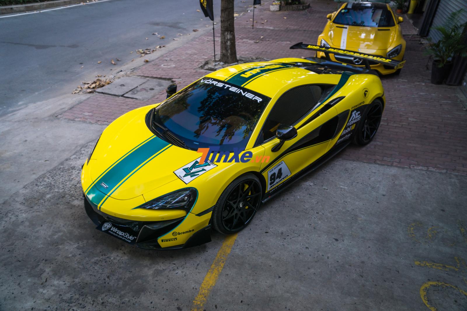 Bộ áo này theo phong cách mẫu siêu xe dành cho đường đua là McLaren P1 GTR