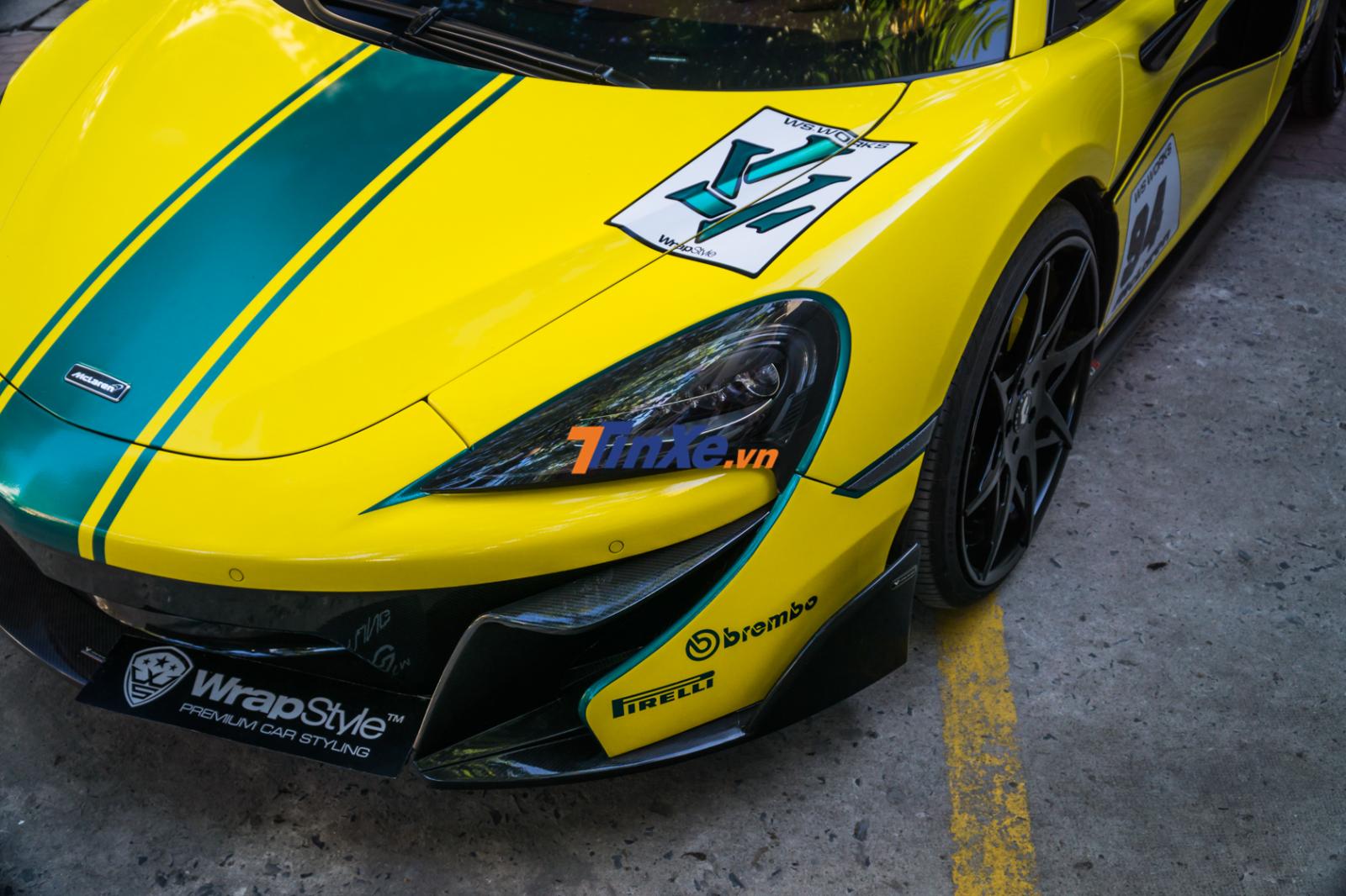 Hốc đèn pha trang trí thêm sọc đề-can màu xanh