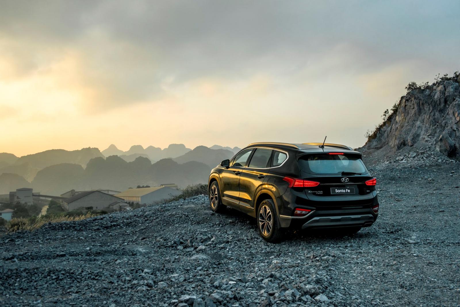 3 phiên bản xăng của Santa Fe 2019 có giá bán lần lượt là 995 triệu cho bản tiêu chuẩn, 1,135 tỷ đồng cho bản đặc biệt và 1,185 tỷ đồng cho bản xăng cao cấp nhất