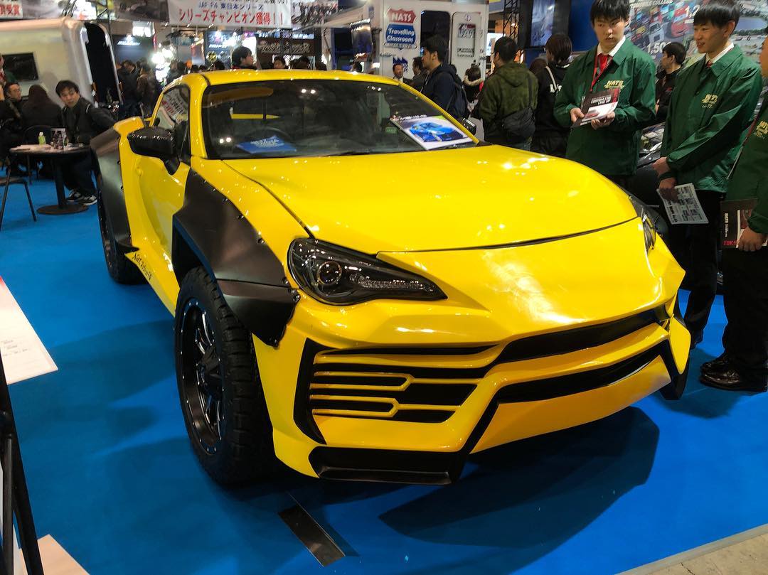 Cụm đèn pha của chiếc Lamborghini Urus bán tải vẫn lấy từ Toyota 86
