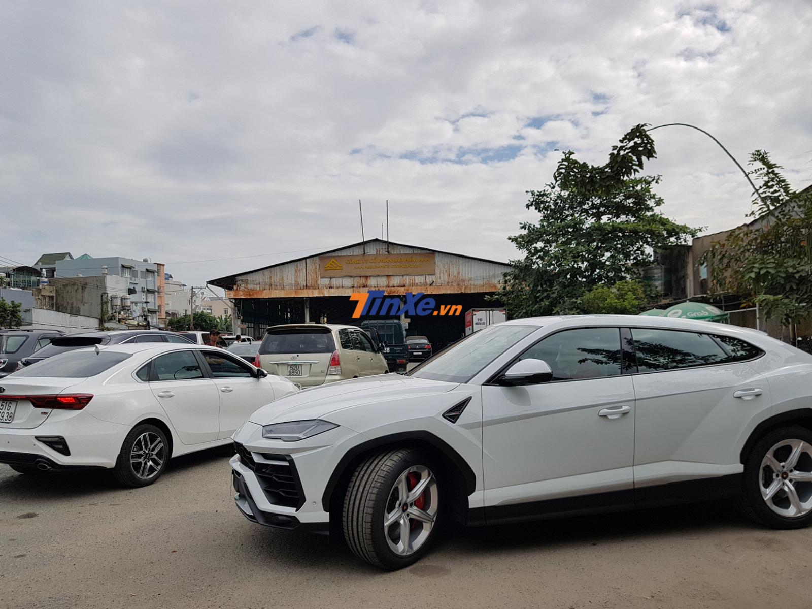 Trong đó siêu SUV của Minh Nhựa là chiếc Lamborghini Urus đầu tiên tại Việt Nam