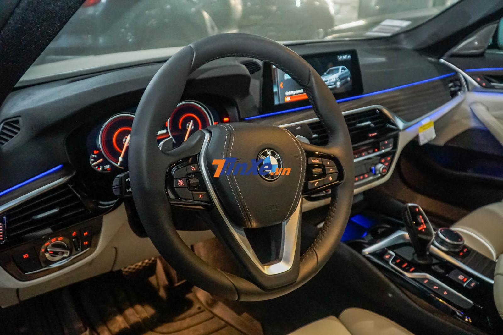 Cụm pin lithium-ion sẽ giúp chiếc sedan BMW 530e có thể hoàn thành quãng đường dài đến 47 km rồi mới phải sạc đầy lại Cụm pin lithium-ion sẽ giúp chiếc sedan BMW 530e có thể hoàn thành quãng đường dài đến 47 km rồi mới phải sạc đầy lại