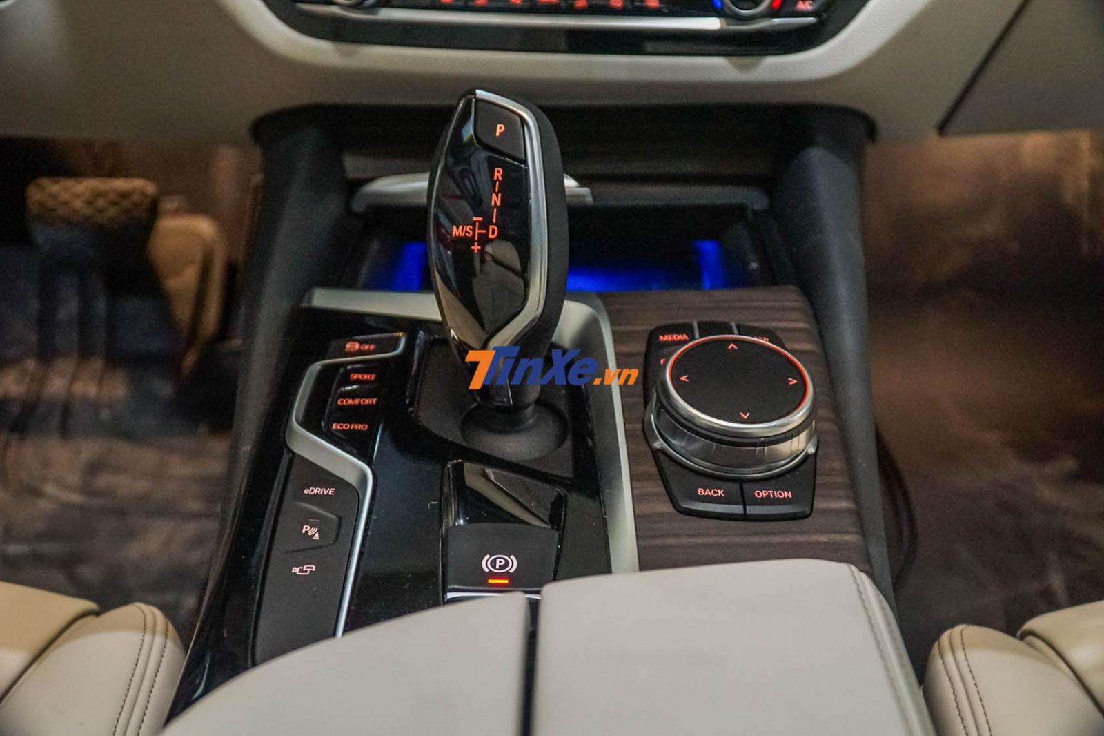 Chiếc sedan BMW 530e 2019 độc nhất Việt Nam thuộc phiên bản iPerformance nên sẽ có hệ dẫn động cầu sau kết hợp cùng hộp số 8 cấp Chiếc sedan BMW 530e 2019 độc nhất Việt Nam thuộc phiên bản iPerformance nên sẽ có hệ dẫn động cầu sau kết hợp cùng hộp số 8 cấp