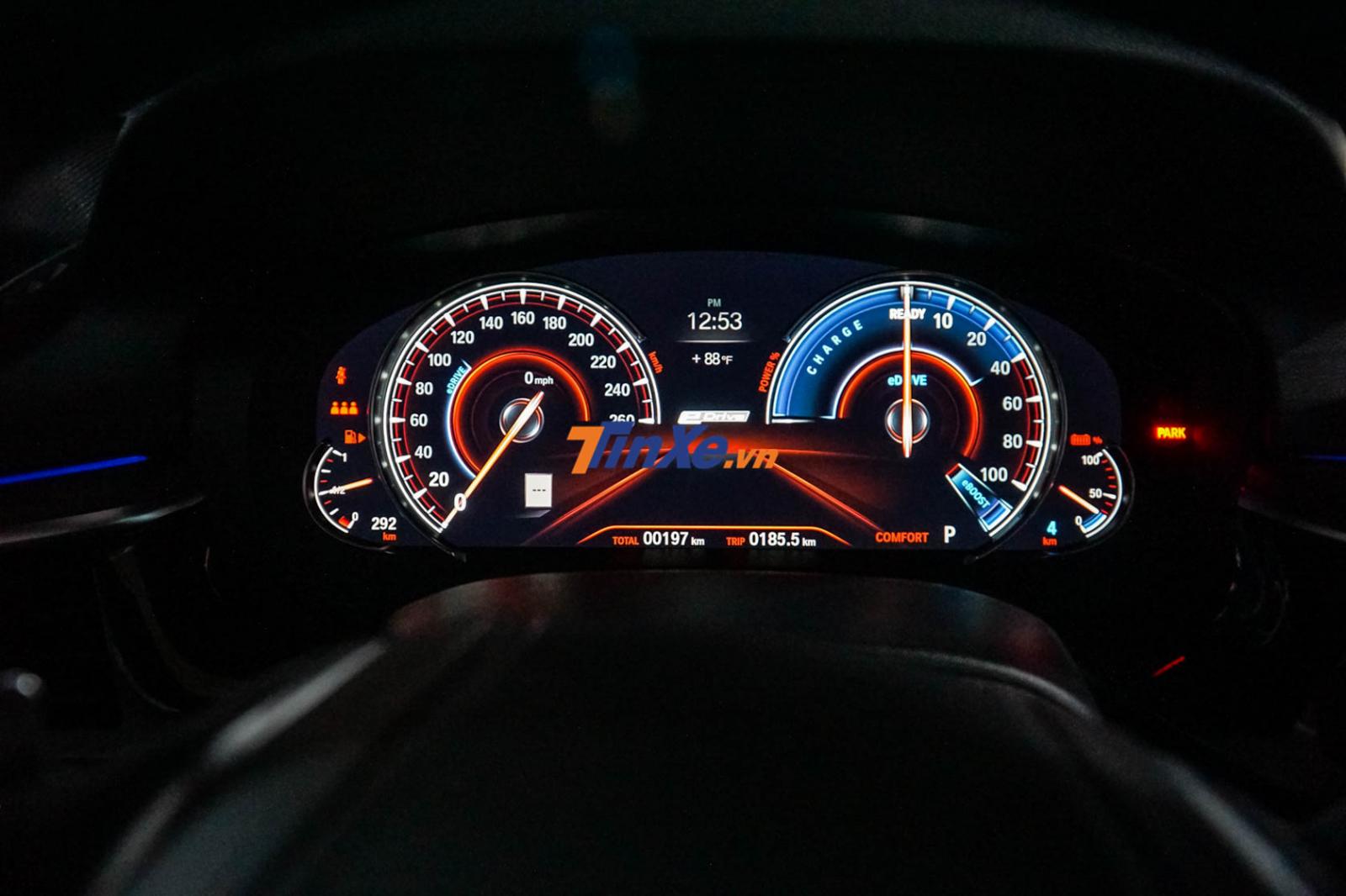 Đồng hồ Comfort sẽ có màu cam và xanh. Khi chuyển sang chế độ Sport, đồng hồ này sẽ chuyển sang màu đỏ Đồng hồ Comfort sẽ có màu cam và xanh. Khi chuyển sang chế độ Sport, đồng hồ này sẽ chuyển sang màu đỏ