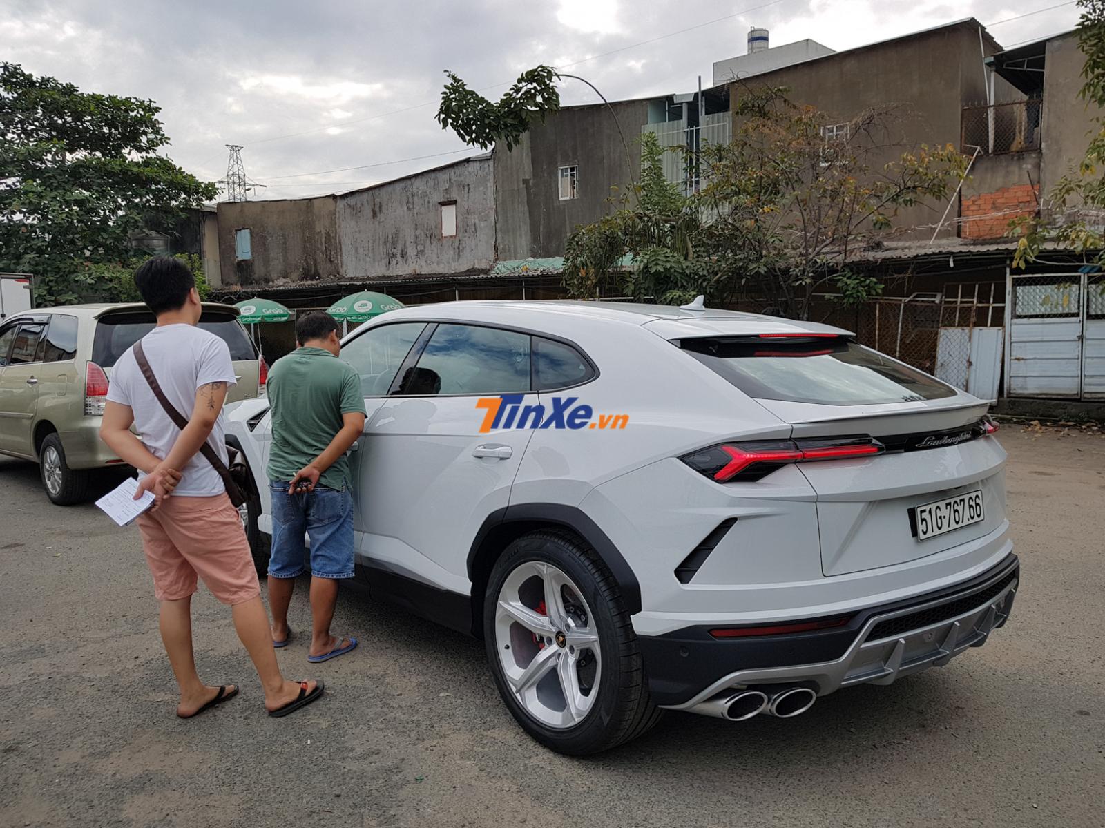 Vài người đi đăng kiểm xe xôn xao khi có sự xuất hiện của chiếc Lamborghini Urus tại trạm đăng kiểm