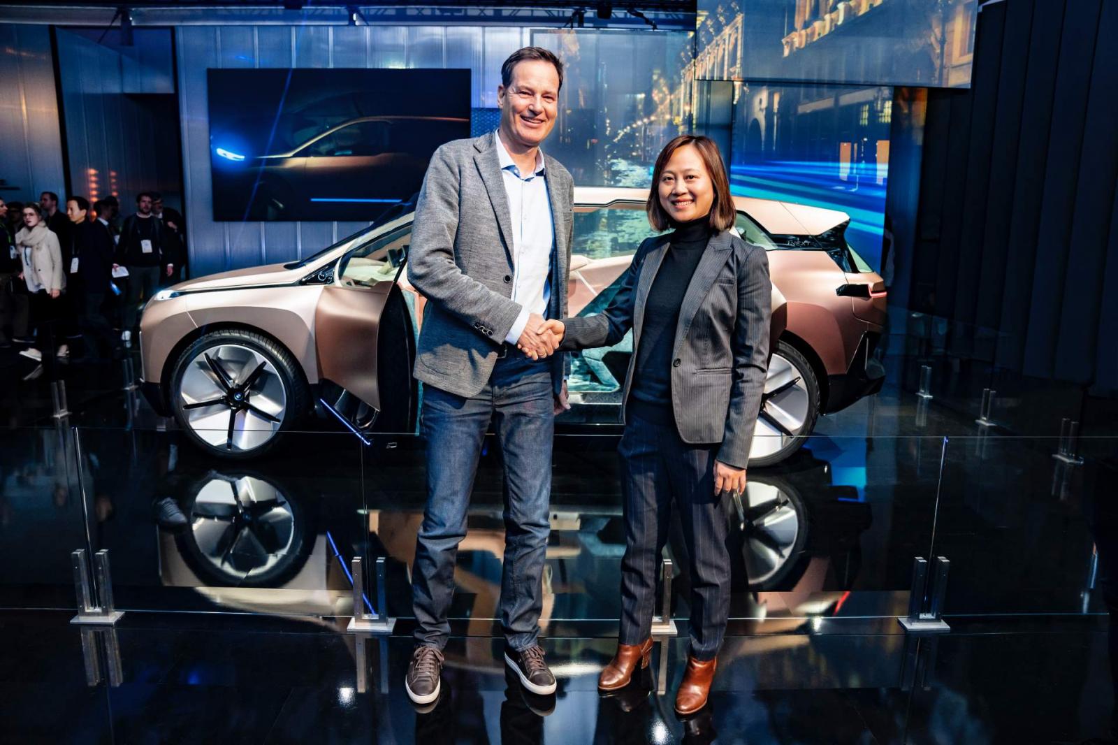 Đại diện của BMW và Alibaba bắt tay nhau ở CES 2019