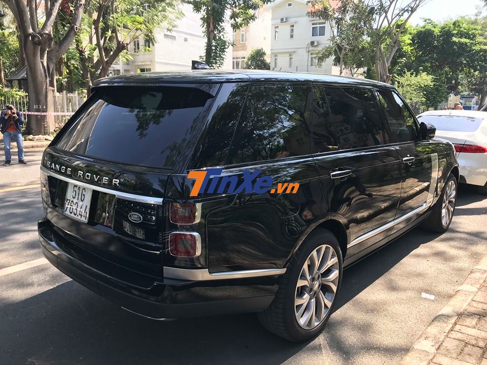 Chiếc SUV hạng sang Range Rover đời 2018 mới được bàn giao cho Minh Nhựa thuộc phiên bản Autobiography trục cơ sở dài