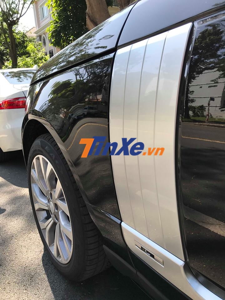 Chữ L viết tắt của Long WheelBase xuất hiện bên hông xe Range Rover Autobiography LWB đời 2018 của Minh Nhựa