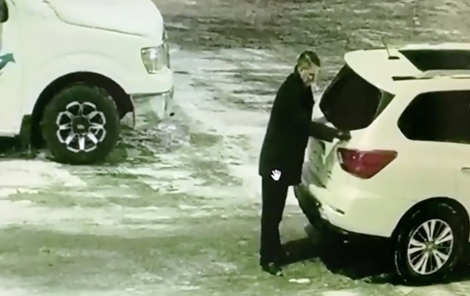 Ông Ross cào xước những chiếc ô tô đập hộp của đại lý Experience Nissan Ông Ross cào xước những chiếc ô tô đập hộp của đại lý Experience Nissan