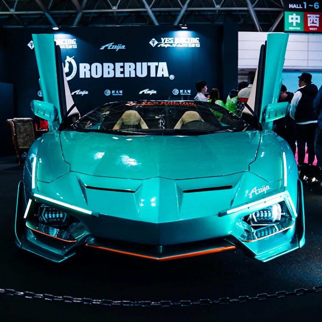 Chiếc Lamborghini Aventador Roadster độ khoác bộ cánh ngoại thất màu xanh ngọc đẹp mắt