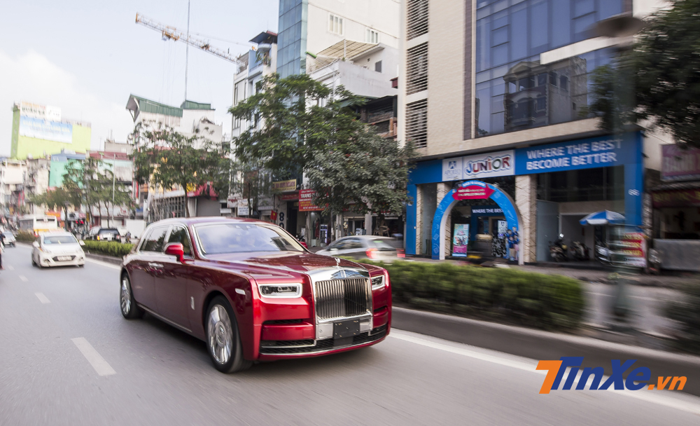 Rolls-Royce Phantom thế hệ VIII bất ngờ lăn bánh trên đường phố Hà Nội. Rolls-Royce Phantom thế hệ VIII bất ngờ lăn bánh trên đường phố Hà Nội.