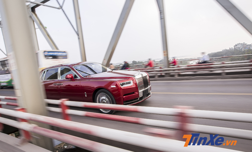 Phần đầu xe vẫn giữ những đường nét sang trọng và mạnh mẽ nhưng nổi bật hơn với đèn chiếu sáng Laser. Phần đầu xe vẫn giữ những đường nét sang trọng và mạnh mẽ nhưng nổi bật hơn với đèn chiếu sáng Laser.