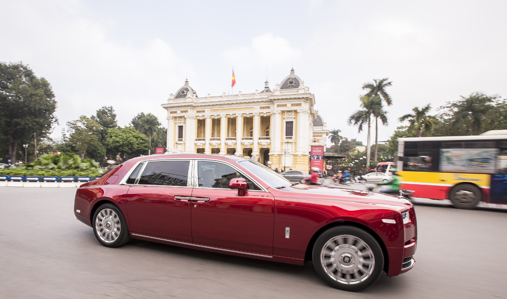 Chiếc xe Rolls-Royce Phantom thế hệ VIII sở hữu màu sơn đỏ mận tươi tắn rất bắt mắt. Chiếc xe Rolls-Royce Phantom thế hệ VIII sở hữu màu sơn đỏ mận tươi tắn rất bắt mắt.