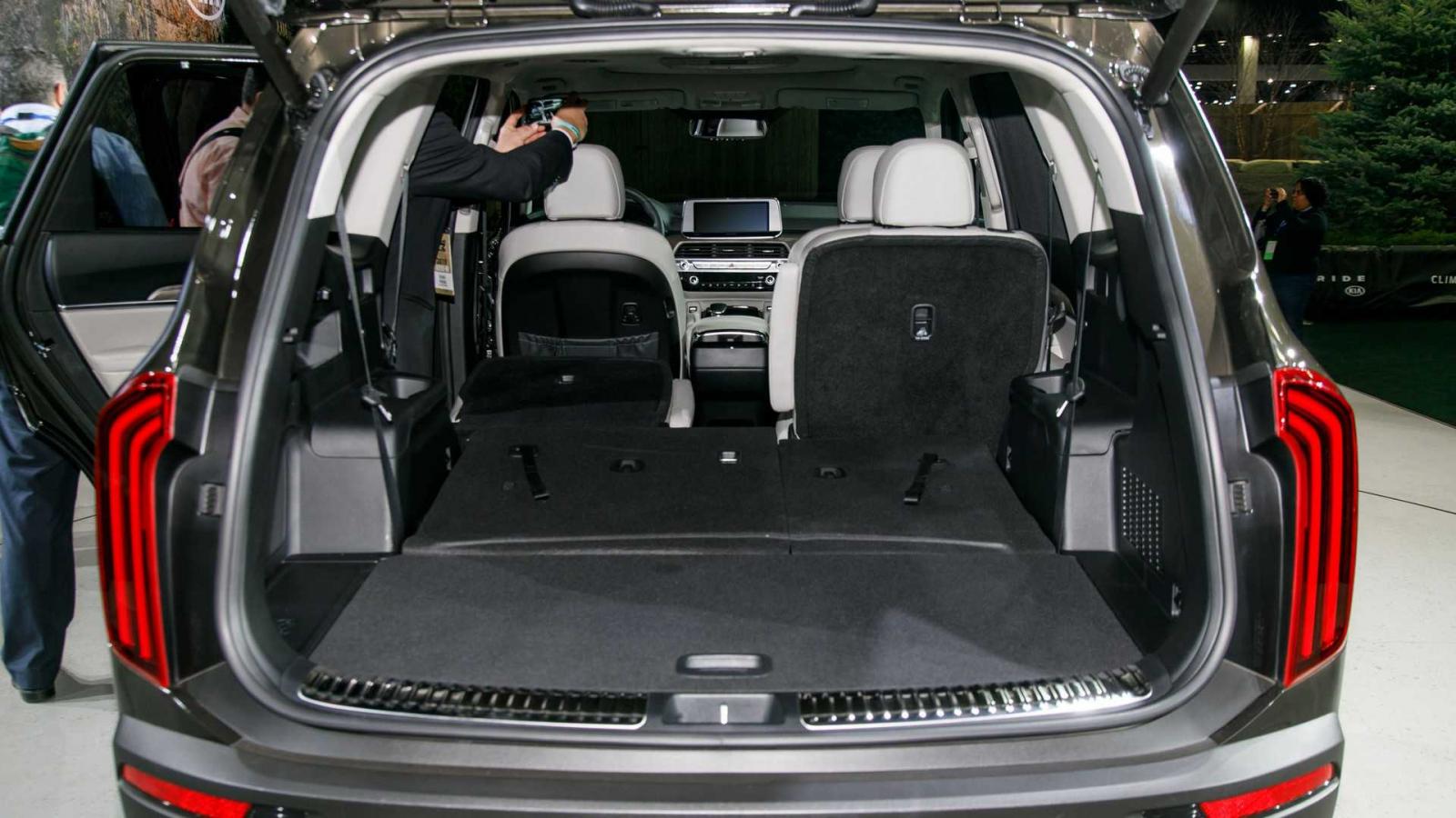 Khoang hành lý rộng rãi phía sau