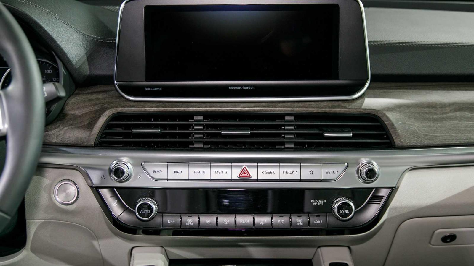 Màn hình thông tin giải trí nằm độc lập trên mặt táp-lô