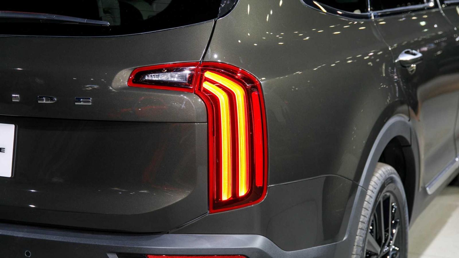 Cụm đèn hậu của Kia Telluride 2020 giống phiên bản concept