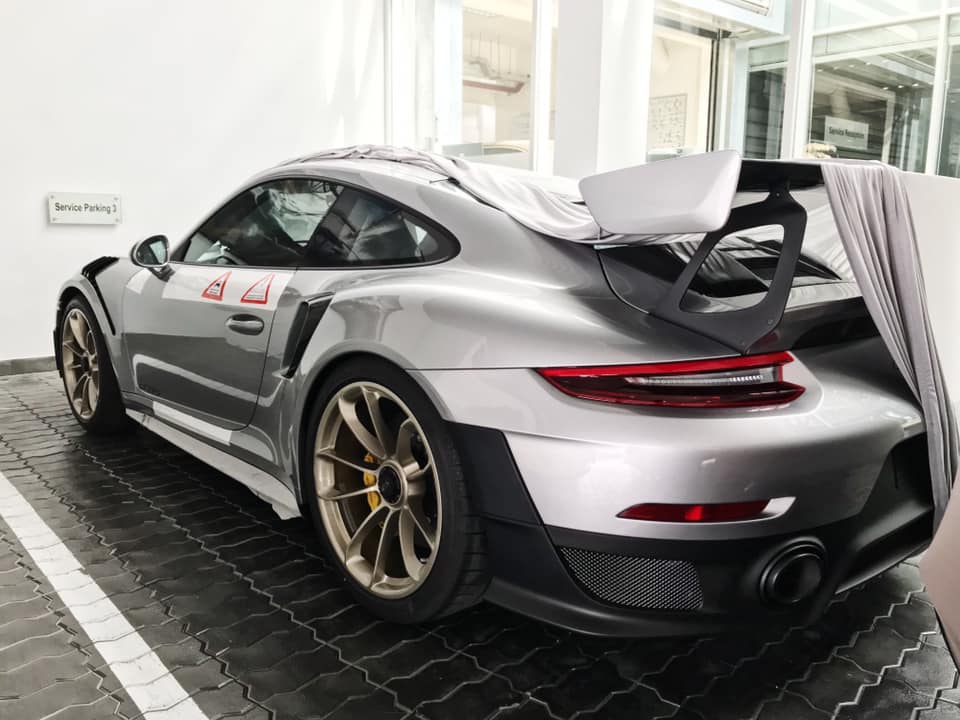 Còn chiếc siêu xe Porsche 911 GT2 RS 2018 của Chủ tịch Trung Nguyên là bản tiêu chuẩn Còn chiếc siêu xe Porsche 911 GT2 RS 2018 của Chủ tịch Trung Nguyên là bản tiêu chuẩn