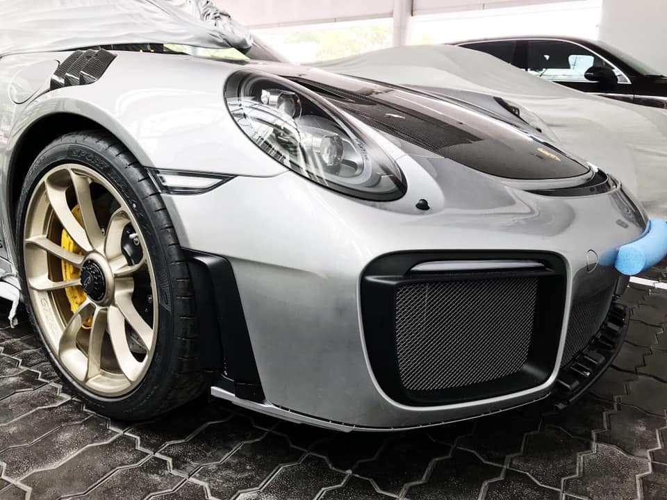 Porsche 911 GT2 RS chỉ được sản xuất 1.000 chiếc trong năm 2018 và có giá bán khởi điểm là 20,19 tỷ đồng tại Việt Nam Porsche 911 GT2 RS chỉ được sản xuất 1.000 chiếc trong năm 2018 và có giá bán khởi điểm là 20,19 tỷ đồng tại Việt Nam