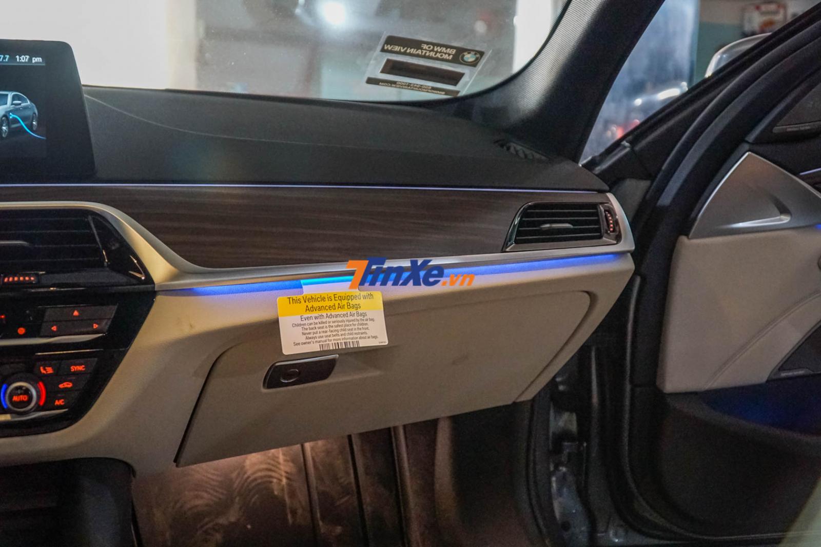 Hệ thống đèn ambient trong xe có khả năng chuyển đổi màu sắc Hệ thống đèn ambient trong xe có khả năng chuyển đổi màu sắc