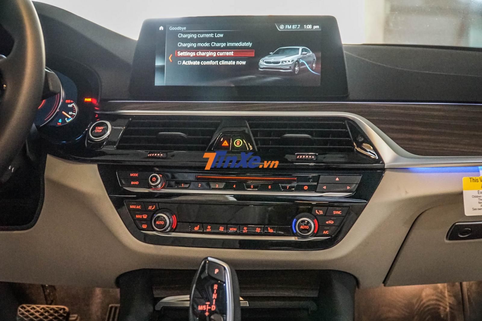 BMW trang bị cho 530e 2019 màn hình giải trí trung tâm kích thước 10.25 inch BMW trang bị cho 530e 2019 màn hình giải trí trung tâm kích thước 10.25 inch