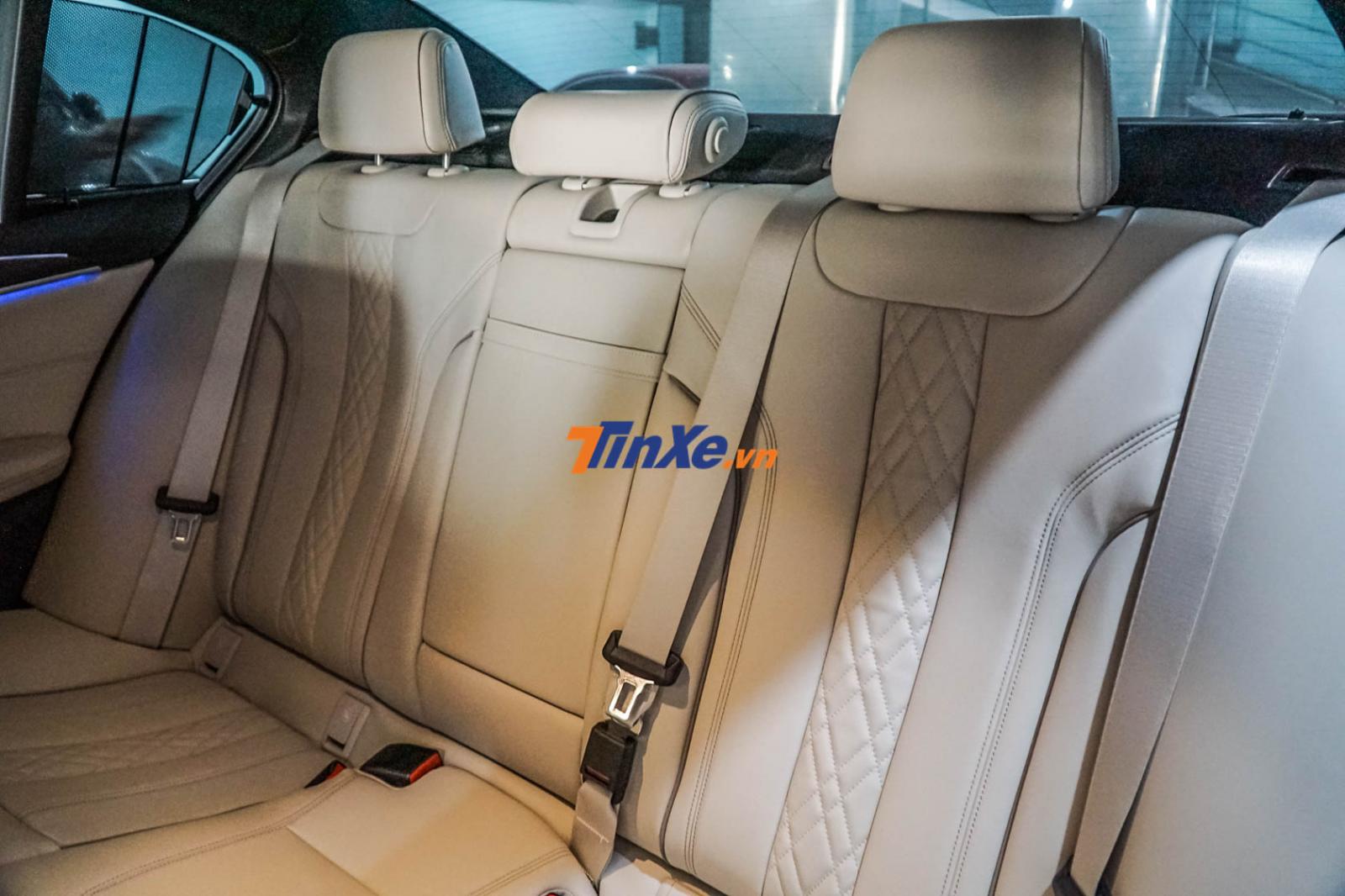 Nội thất xe bọc da Nappa màu trắng Ivory White với những đường chỉ khâu tương phản màu đen Nội thất xe bọc da Nappa màu trắng Ivory White với những đường chỉ khâu tương phản màu đen