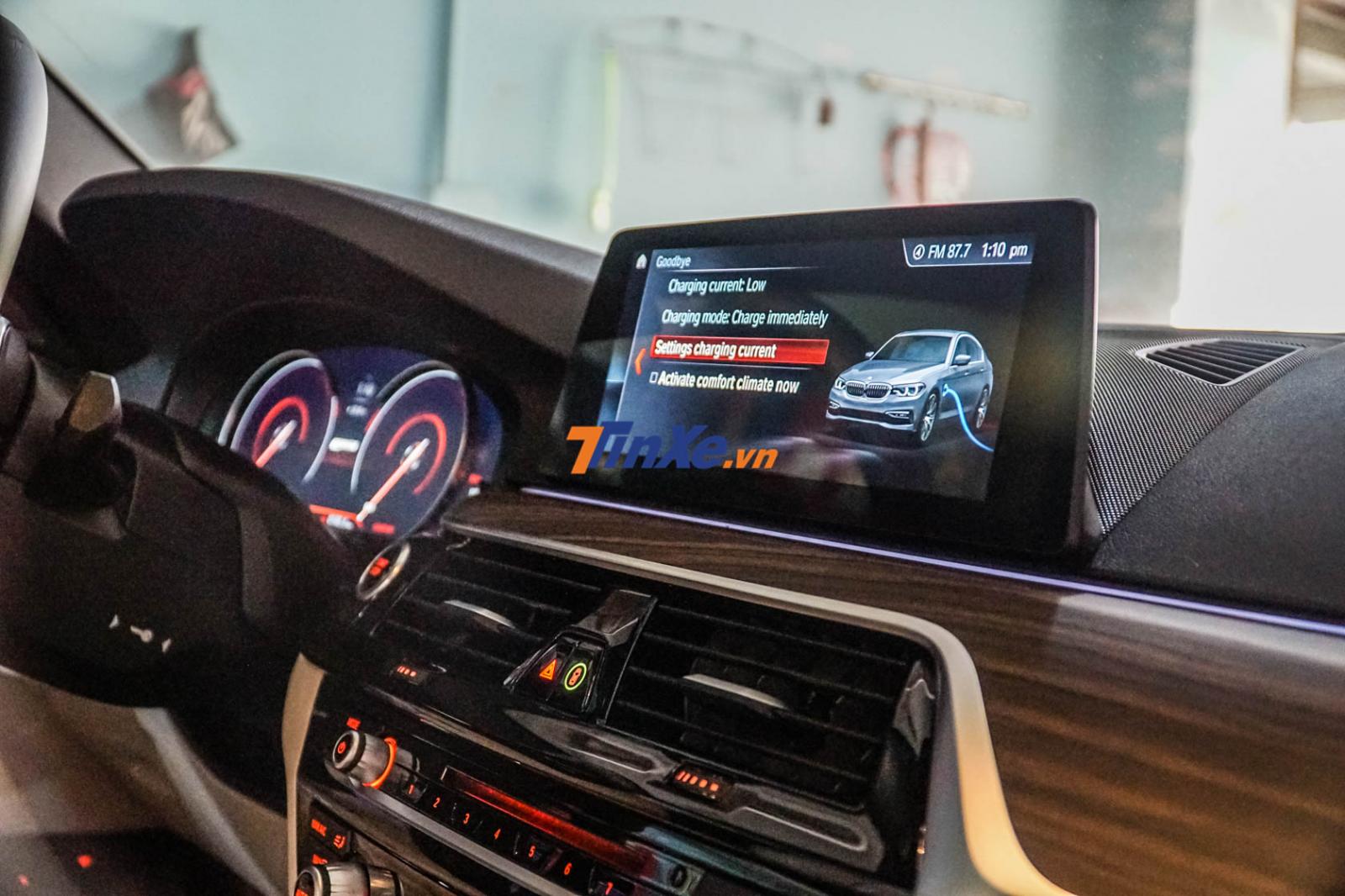 Màn hình cảm ứng này tích hợp bộ điều khiển cảm ứng iDrive 6.0 và khả năng Screen Mirror Màn hình cảm ứng này tích hợp bộ điều khiển cảm ứng iDrive 6.0 và khả năng Screen Mirror