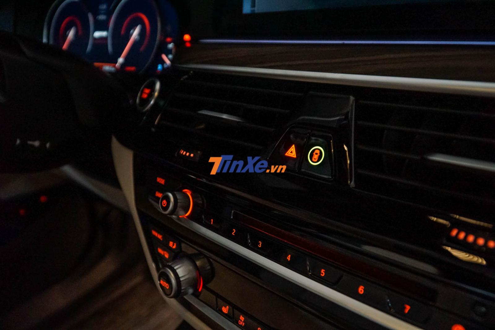 Xe cũng được trang bị tính năng tự đỗ xe và tìm chỗ đỗ xe còn trống ParkNow Xe cũng được trang bị tính năng tự đỗ xe và tìm chỗ đỗ xe còn trống ParkNow