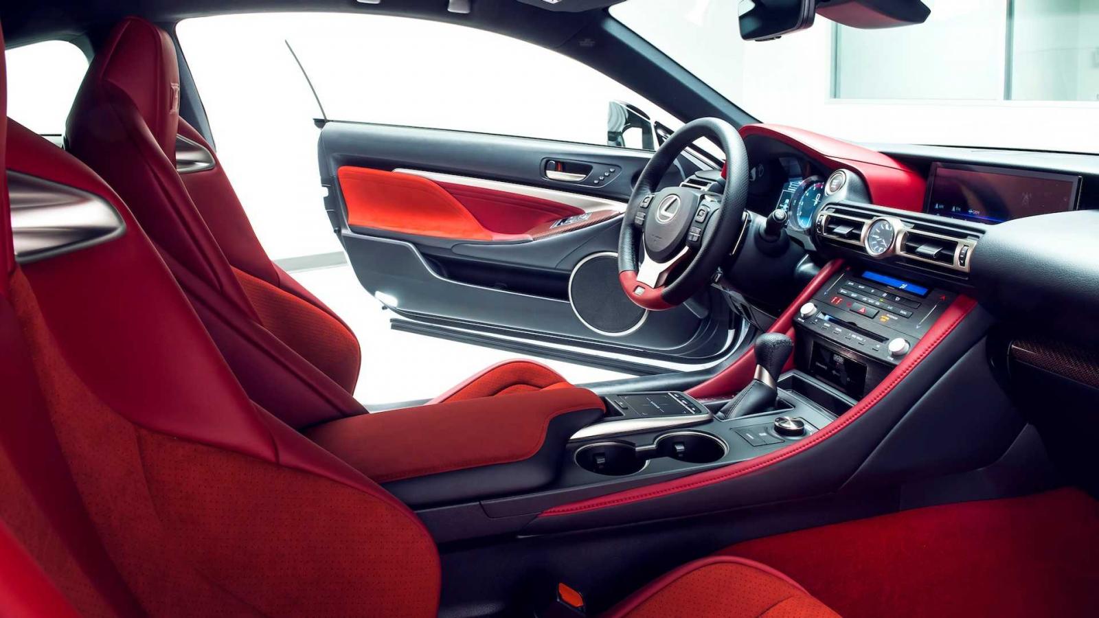 Khoang lái của Lexus RC F Track Edition 2020