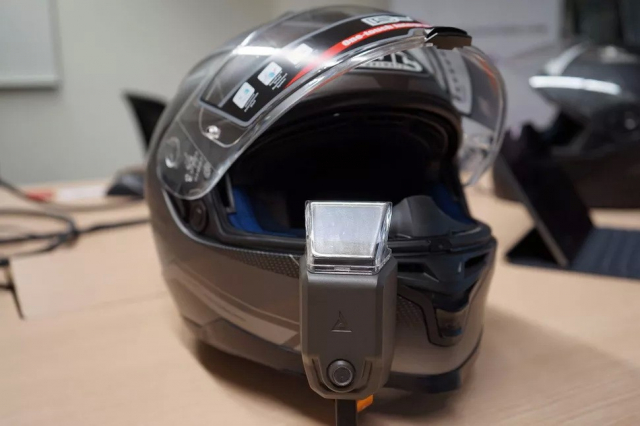 Ví dụ về thiết bị HUD gắn trên mũ bảo hiểm, thiết bị này cũng được tích hợp 1 camera trước Ví dụ về thiết bị HUD gắn trên mũ bảo hiểm, thiết bị này cũng được tích hợp 1 camera trước