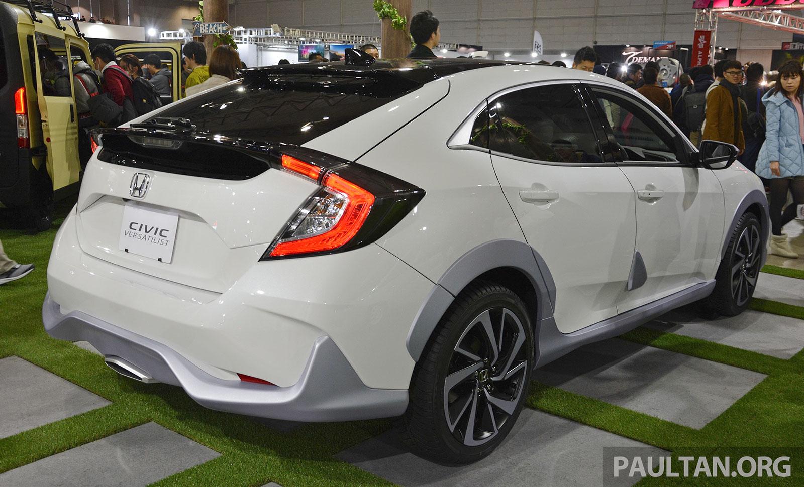 Honda Civic Versatilist có nẹp thân xung quanh xe