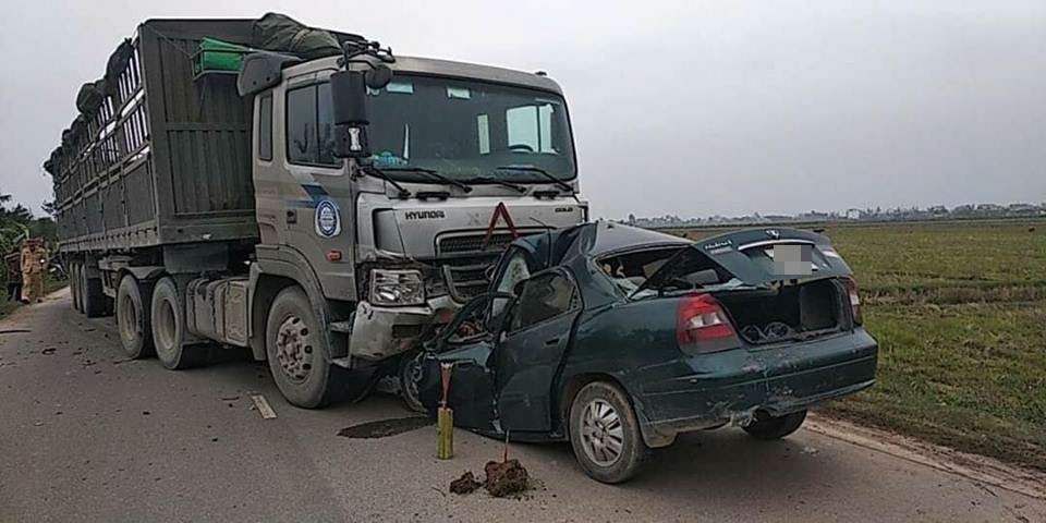 Chiếc Daewoo Nubira II bẹp dúm sau cú đối đầu với xe container Chiếc Daewoo Nubira II bẹp dúm sau cú đối đầu với xe container