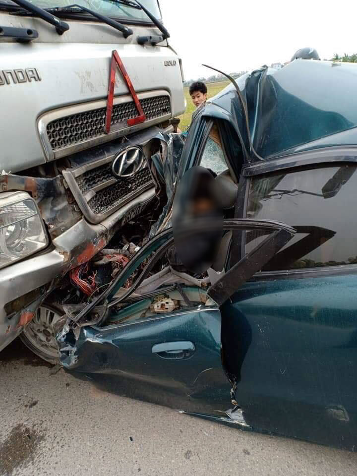 Người điều khiển chiếc Daewoo Nubira II tử vong và bị kẹt bên trong cabin Người điều khiển chiếc Daewoo Nubira II tử vong và bị kẹt bên trong cabin