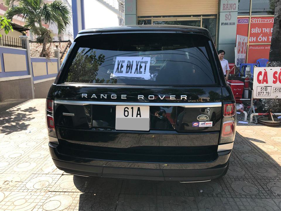 Nguyên nhân là chiếc Range Rover Autobiography LWB 2018 của doanh nhân Bình Dương sở hữu động cơ V8, dung tích 5.0 lít, Supercharged