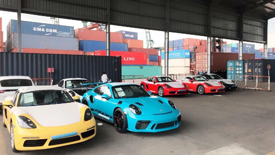 Ngoài ra, trong lô hàng Porsche này còn có siêu xe 911 GT3 RS đời 2019 thứ 2 tại Việt Nam Ngoài ra, trong lô hàng Porsche này còn có siêu xe 911 GT3 RS đời 2019 thứ 2 tại Việt Nam