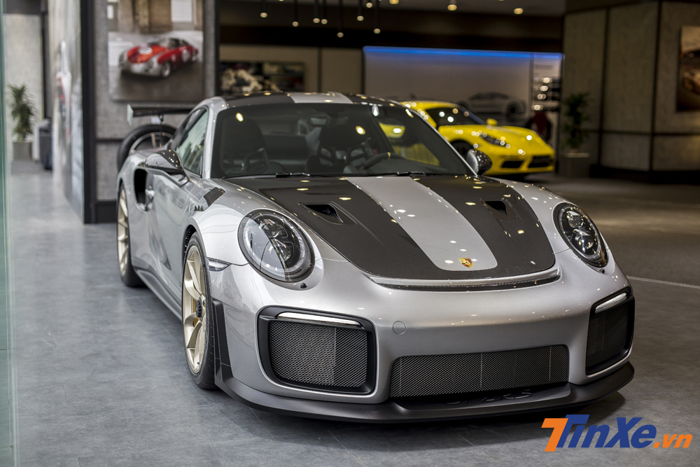 Một trong hai chiếc xe Porsche 911 GT2 RS được nhập khẩu chính hãng về Việt Nam. Một trong hai chiếc xe Porsche 911 GT2 RS được nhập khẩu chính hãng về Việt Nam.
