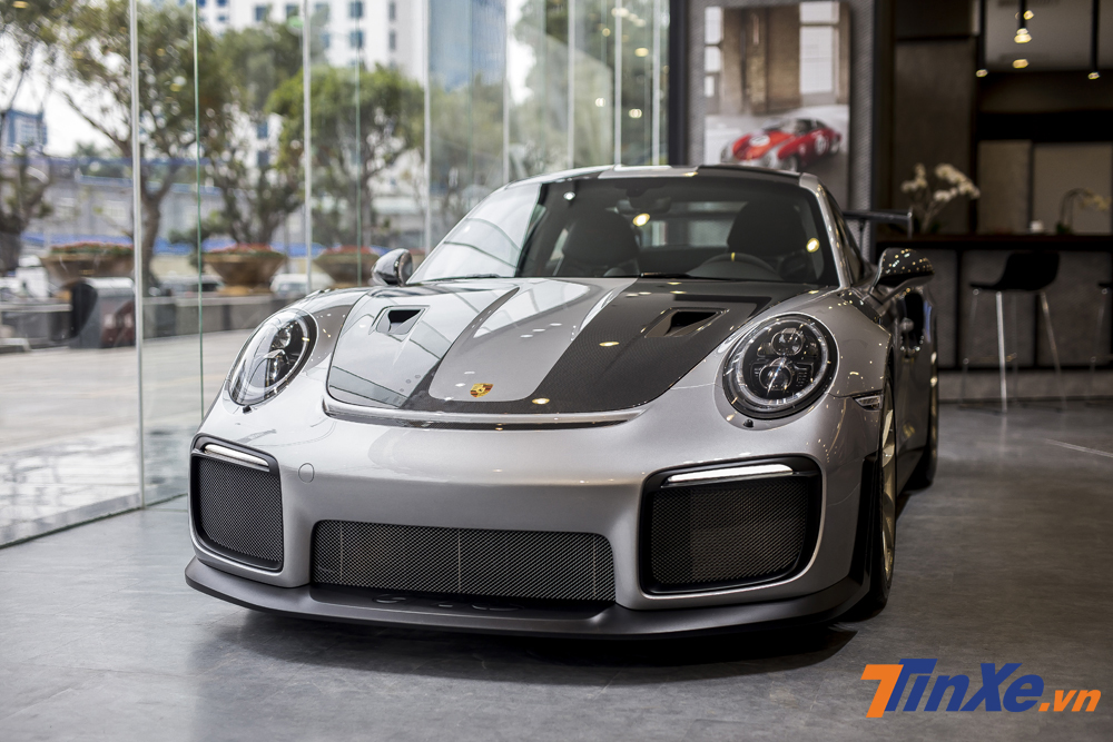 Porsche 911 GT2 RS sở hữu thiết kế bắt mắt và mang đậm tinh thần Porsche nhưng đã được cải tiến ở phần hốc gió trước để mang cảm giác mạnh mẽ hơn. Porsche 911 GT2 RS sở hữu thiết kế bắt mắt và mang đậm tinh thần Porsche nhưng đã được cải tiến ở phần hốc gió trước để mang cảm giác mạnh mẽ hơn.