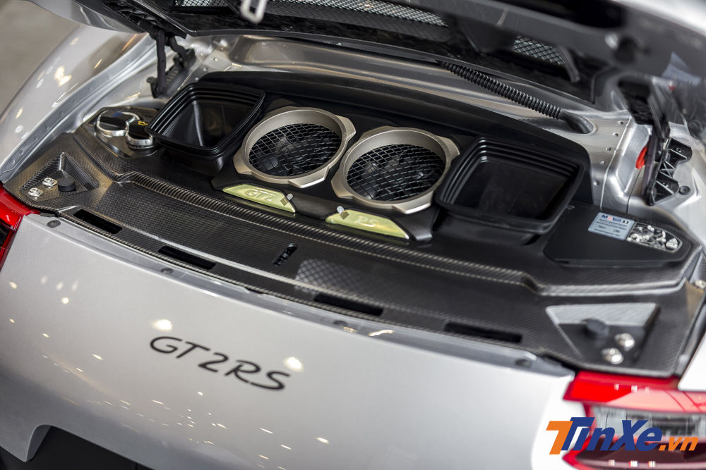 Phía sau của Porsche 911 GT2 RS là khối động cơ dung tích 3.8L đầy mạnh mẽ. Phía sau của Porsche 911 GT2 RS là khối động cơ dung tích 3.8L đầy mạnh mẽ.
