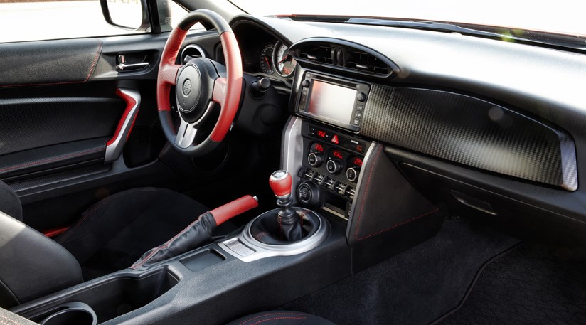 Nội thất của Toyota FT-86 có ghế bọc da Alcantara chỉnh cơ tích hợp chức năng sưởi, điều hòa tự động 2 vùng độc lập, đầu CD và 6 loa âm thanh