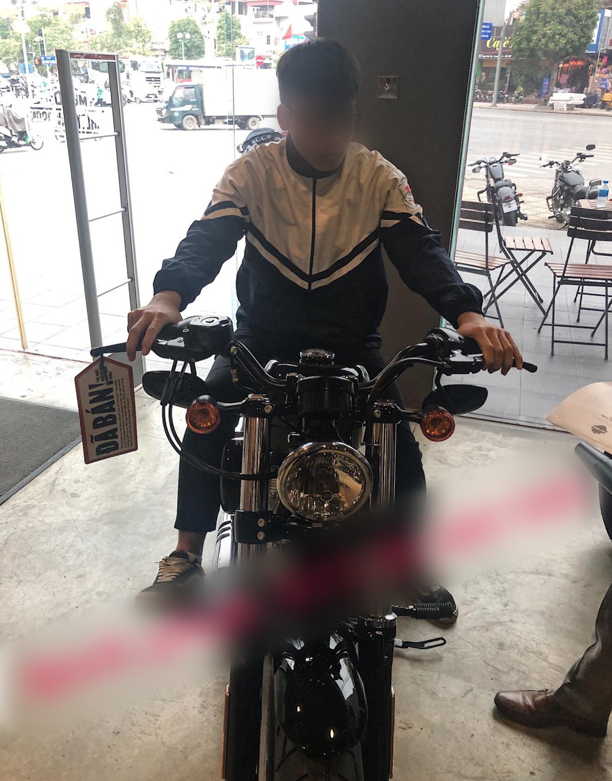 Cậu học sinh trẻ măng vẫn khoác trên mình bộ đồng phục