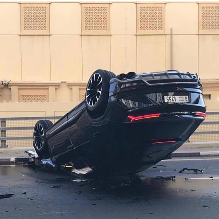 Chiếc Lamborghini Urus lật ngửa trên đường phố Dubai
