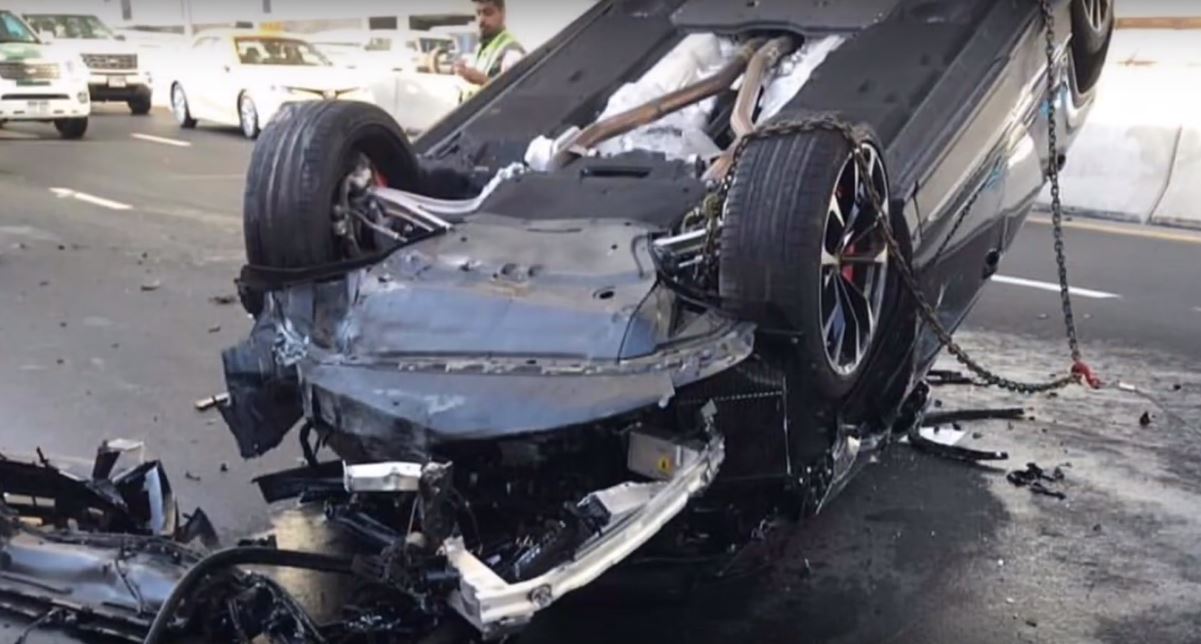 Phần đầu xe của chiếc Lamborghini Urus bị vỡ nát