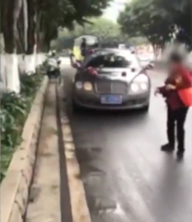 Người lái chiếc Bentley dẫn đầu đoàn phanh gấp để tránh người phụ nữ đi bộ dưới lòng đường Người lái chiếc Bentley dẫn đầu đoàn phanh gấp để tránh người phụ nữ đi bộ dưới lòng đường