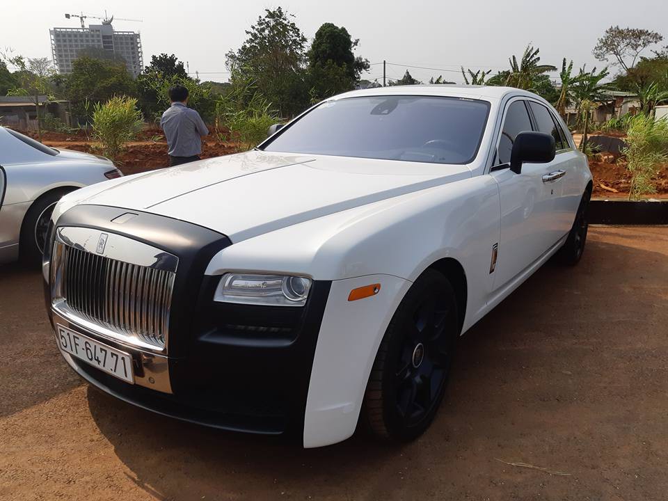 1 chiếc Rolls-Royce Ghost khác cũng có bộ áo 2 tông màu trắng-đen. Chiếc xe này hiện đang thuộc sở hữu của ông Đặng Lê Nguyên Vũ